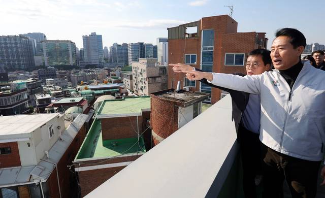 오세훈 서울시장이 28일 서울 구로구 가리봉 2구역 재개발 사업 현장을 방문해 진행 상황 등을 점검하고 있다. 뉴시스