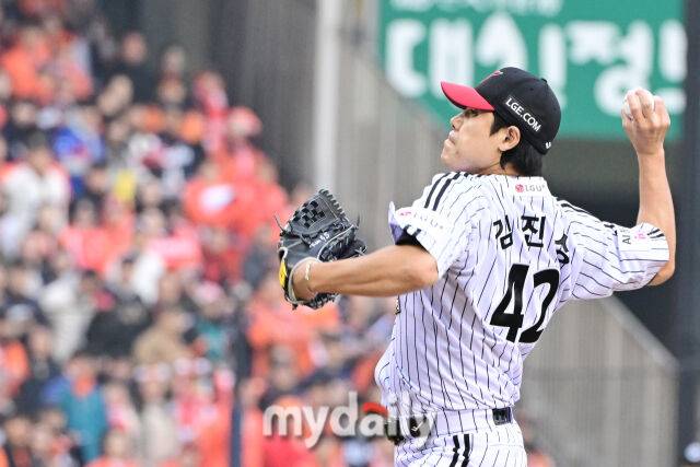 26일 오후 서울 잠실야구장에서 진행된 '2025 신한 SOL Bank KBO 한국시리즈 1차전' 한화 이글스와 LG 트윈스의 경기. LG 김진성이 8회초 구원 등판해 역투를 펼치고 있다./마이데일리