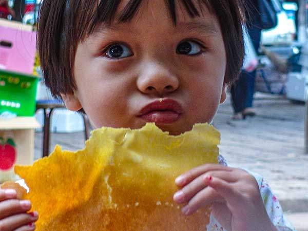 길위에서 만난 아이. 표정변화가 변화무쌍한 꼬마숙녀.