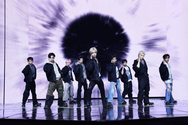 그룹 앤팀(&TEAM)이 28일 서울 용산구 블루스퀘어에서 열린 한국 데뷔 미니 1집 '백 투 라이프'(Back to Life) 발매 기념 미디어 쇼케이스에서 타이틀 곡 무대를 선보이고 있다. 사진 제공=하이브