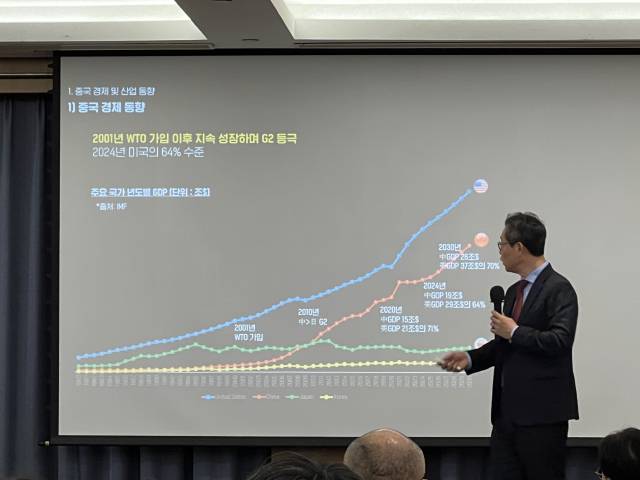 양걸 중국삼성 사장 겸 중국한국상회 회장이 28일 베이징 힐튼호텔에서 열린 ‘제101회 모닝포럼’에 참석해 강연하고 있다.