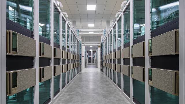 네이버 데이터센터 ‘각(閣) 세종’ 서버실. H100 등 엔비디아 GPU를 탑재한 서버는 금색으로 표시되어 있다. 사진제공=네이버클라우드