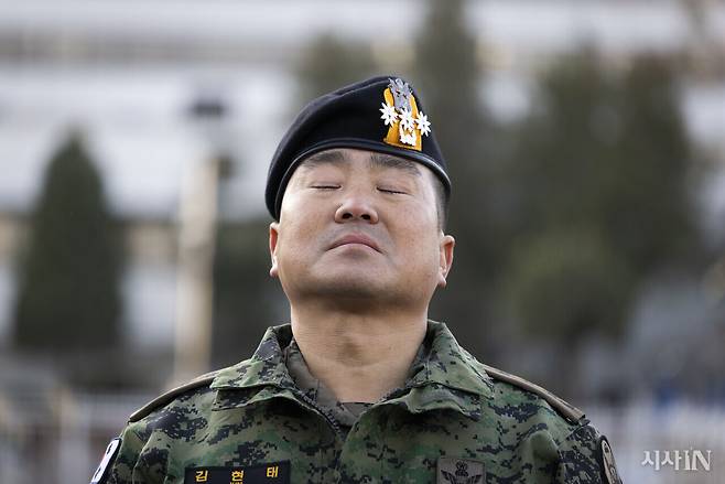 2024년 12월9일 아침 김현태 당시 특전사 707특임단 단장(대령)이 국방부 전쟁기념관 앞에서 기자회견을 하고 있다. ⓒ시사IN 이명익