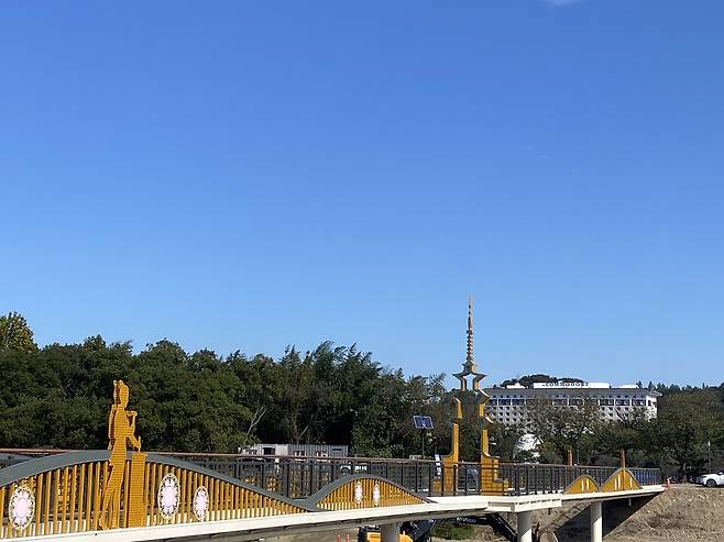  경북문화관광공사가 경주 APEC을 맞아 임시 개통한 사랑교. 아사녀와 아사달의 석가탑 조형물이 다리를 장식하고 있다. ⓒ경북문화관광공사