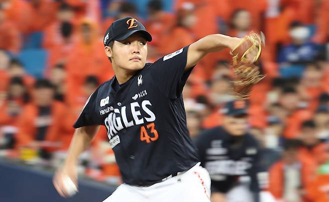 22일 대구 삼성라이온즈파크에서 열린 2025 프로야구 KBO리그 포스트시즌 플레이오프 4차전 한화 이글스와 삼성 라이온즈의 경기. 4회말 한화 선발투수 정우주가 3⅓이닝 5K 무실점 역투를 펼치고 있다. 2025.10.22 연합뉴스