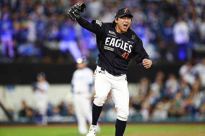 22일 대구삼성라이온즈파크에서 열린 2025 KBO 포스트시즌 플레이오프 한화 이글스 대 삼성 라이온즈 4차전. 4회 말 2사 2루 위기를 무실점으로 마무리한 한화 투수 김범수가 기뻐하고 있다. 2025.10.22 연합뉴스