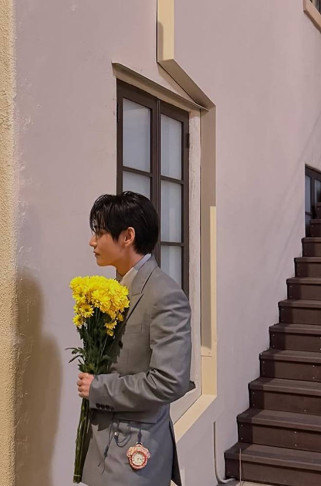 보그 할리우드에서 회색 정장 왼쪽 주머니에 고종황제시절의 회중시계를 액세서리로 착용했다 /사진 뷔 인스타@thv