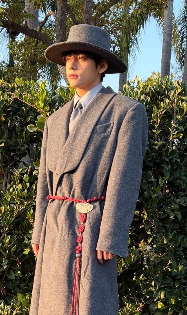 보그 할리우드에서 전통한복을 변형한 의상을 착용한 뷔 /사진 뷔 인스타그램@thv