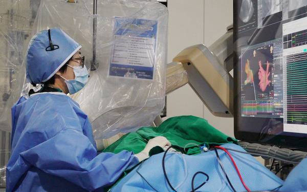 곽혜빈 삼성창원병원 순환기내과 교수가 차세대 심장세동 치료법인 펄스장 절제술을 시행하고 있다. /삼성창원병원