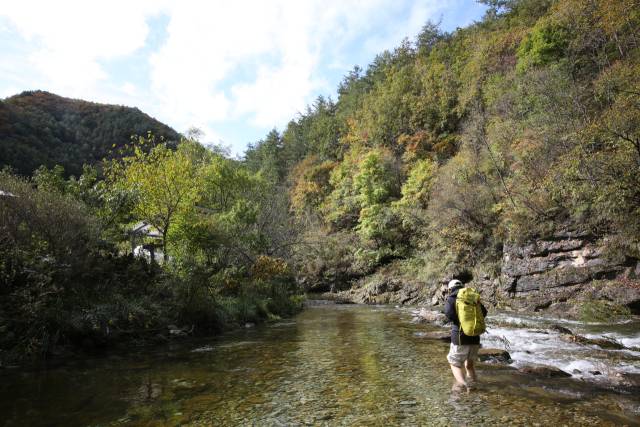 전날 많은 비가 내리면서 숲속책방 앞 비포장 길이 물에 잠겼다. 김도훈 기자