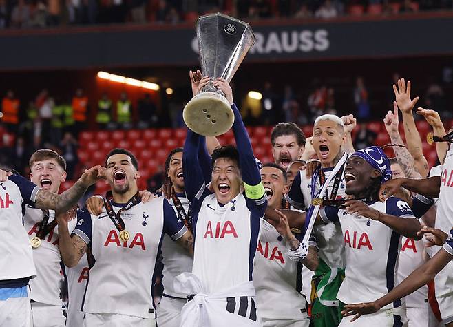 유럽축구연맹(UEFA) 유로파리그(UEL) 우승 트로피를 들고 포효하는 토트넘 홋스퍼의 손흥민