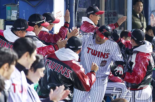 27일 서울 잠실야구장에서 열린 프로야구 2025 신한 SOL뱅크 KBO 포스트시즌 한국시리즈 2차전 한화 이글스와 LG 트윈스의 경기, LG 문보경이 8회말 2사 1루 상황에서 2점 홈런을 터뜨린 후 더그아웃에서 하이파이브를 하고 있다. 2025.10.27/뉴스1 ⓒ News1 김성진 기자