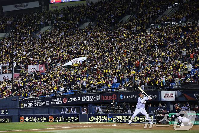 27일 서울 송파구 잠실야구장에서 열린 프로야구 2025 신한 SOL뱅크 KBO 포스트시즌 한국시리즈 2차전 한화 이글스와 LG 트윈스의 경기, 관중들이 열띤 응원을 펼치고 있다. 2025.10.27/뉴스1 ⓒ News1 김도우 기자