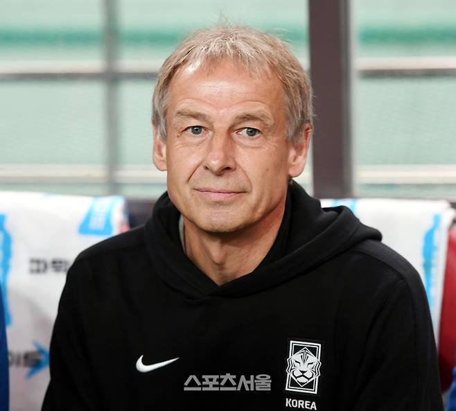 클린스만 감독이 13일 서울월드컵경기장에서 열린 축구 국가대표 평가전 튀니지와 경기 전 그라운드를 응시하고 있다. 2023. 10. 13.상암 | 최승섭기자 thunder@sportsseoul.com
