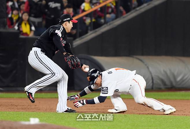 한화 하주석(오른쪽)이 29일 대전 한화생명볼파크에서 열린 2025 KBO리그 LG와 한국시리즈 3차전 2회말 1사 1-2루 상황에서 이도윤의 유격수 땅볼 때 2루와 3루 사이에서 런다운에 걸리면서 LG 손주영에 태그아웃되고 있다. 대전 | 박진업 기자 upandup@sportsseoul.com