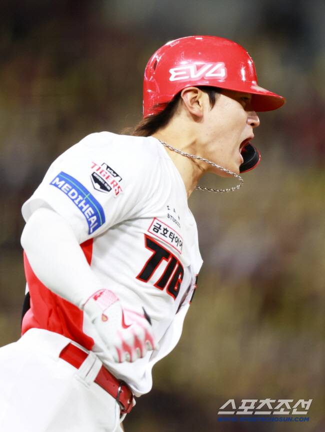 25일 광주 기아챔피언스필드에서 열린 KIA 타이거즈와 LG 트윈스의 경기. 4회말 무사 만루 KIA 김도영이 적시타를 날린 뒤 환호하고 있다. 광주=박재만 기자 pjm@sportschosun.com/2025.04.25/