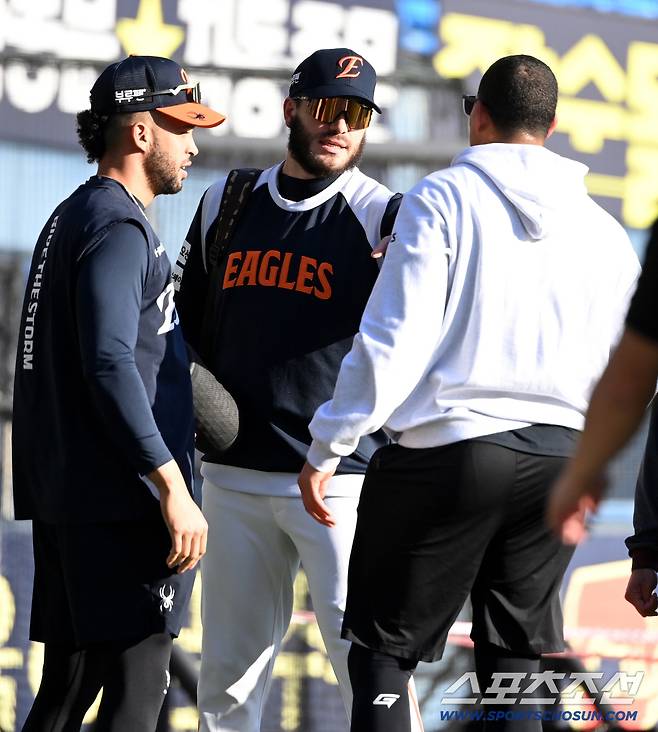 27일 서울 잠실구장에서 열린 한화와 LG의 한국시리즈 2차전. 폰세, 리베라토와 치리노스가 인사를 나누고 있다. 잠실=허상욱 기자wook@sportschosun.com/2025.10.27/