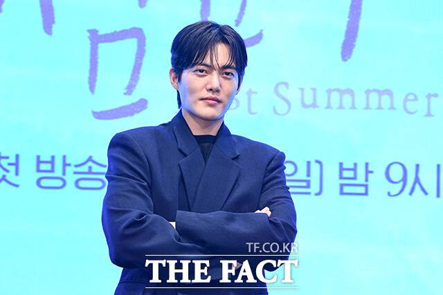 배우 김건우가 29일 오후 서울 구로구 신도림 더세인트 그랜드 볼룸에서 열린 KBS2 새 토일 미니시리즈 '마지막 썸머' 제작발표회에서 "서수혁은 따뜻함과는 거리가 있는 인물"이라고 맡은 캐릭터를 설명했다. /서예원 기자