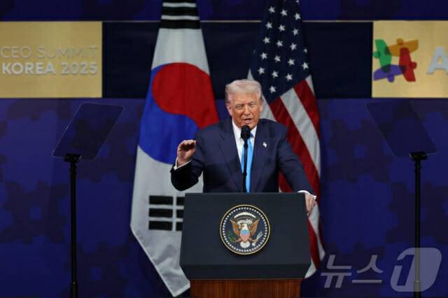 도널드 트럼프 미국 대통령이 29일 경주 아시아태평양경제협력체(APEC) 최고경영자(CEO) 서밋에서 특별연설을 하고 있다. (사진=로이터/뉴스1)