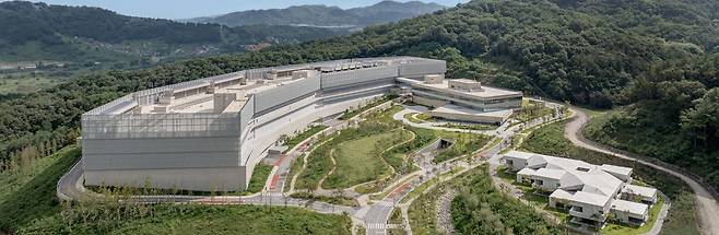 세종시 집현동 도시첨단산업단지에 있는 네이버의 대규모 데이터센터 ‘각 세종’의 모습. 네이버는 각 세종 건설을 위해 축구장 41개를 합쳐 놓은 대규모 부지를 확보했으며, 수요에 맞춰 데이터센터를 증설할 계획이다.
네이버클라우드 제공