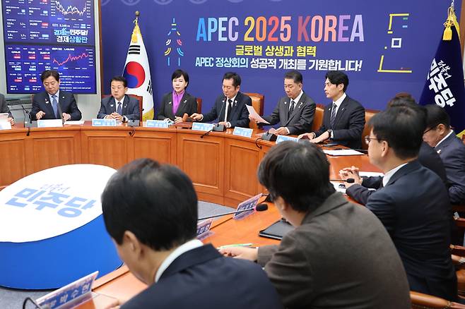 더불어민주당 정청래 대표가 29일 서울 여의도 국회에서 최고위원회의를 주재하며 의사봉을 두드리고 있다. 연합뉴스