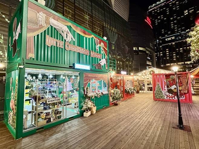지난해 잠실 롯데월드몰 광장에 조성된 2024 크리스마스 마켓 전경