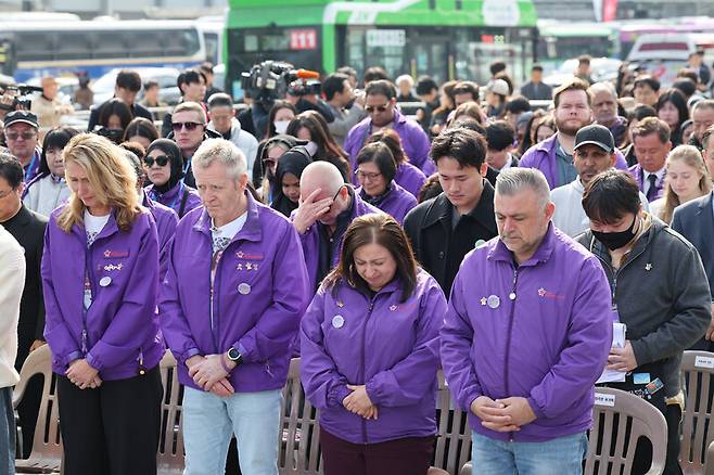 10·29 이태원 참사 3주기 추모식이 열린 29일 오전 서울 종로구 광화문광장에서 참석자들이 묵념을 하고있다. 김혜윤 기자 unique@hani.co.kr