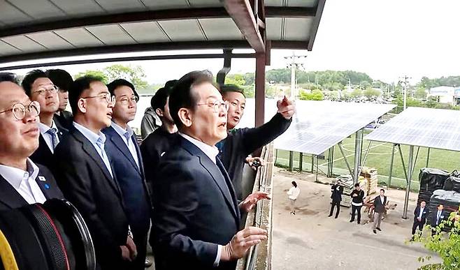 이재명 대통령이 대선 후보시절인 지난 5월 경기도 여주의 햇빛두레 태양광발전소를 둘러보고 있다. 더불어민주당 제공