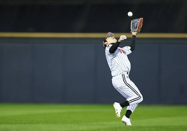 <yonhap photo-5234=""> 신민재 ‘호수비’ (서울=연합뉴스) 윤동진 기자 = 27일 서울 잠실야구장에서 열린 2025 프로야구 한국시리즈 한화 이글스 대 LG 트윈스 2차전. 4회 초 1사 만루 때 LG 신민재가 호수비를 하고 있다. <저작권자 ⓒ 1980-2025 ㈜연합뉴스. 무단 전재 재배포 금지, AI 학습 및 활용 금지></yonhap>