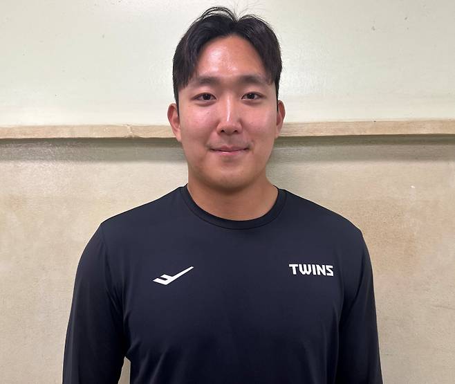 LG 손주영이 지난 27일 잠실구장에서 열린 한화와의 한국시리즈 2차전에 앞서 인터뷰를 하며 환하게 웃고 있다. . 잠실=이형석 기자