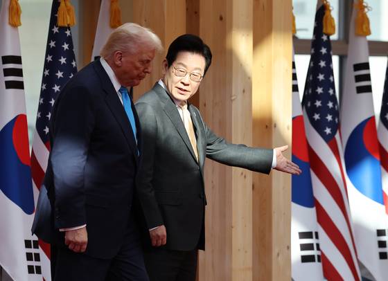 이재명 대통령과 미 트럼프 대통령이 29일 경북 경주 인왕동 경주박물관에서 열린 공식환영식에서 의장대 사열을 하기 위해 이동하고 있다. 대통령실사진기자단