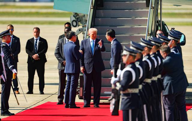 ▲ 경주 APEC을 계기로 국빈 방한하는 도널드 트럼프 미국 대통령이 29일 부산 김해국제공항에 도착해 조현 외교부 장관, 김태진 외교부 의전장과 대화하고 있다. 2025.10.29 연합뉴스