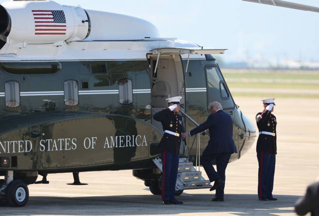 ▲ 경주 APEC을 계기로 국빈 방한하는 도널드 트럼프 미국 대통령이 29일 부산 김해국제공항에 도착해 전용헬기인 마린원에 탑승하고 있다. 2025.10.29 연합뉴스