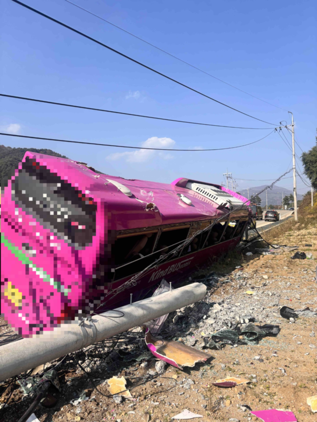 ▲ 29일 오후 1시 1분쯤 평창군 진부면 간평리 인근에서 관광버스가 전신주를 들이받아 1명이 중상을 입고 12명이 경상을 입었다. 평창소방서 제공