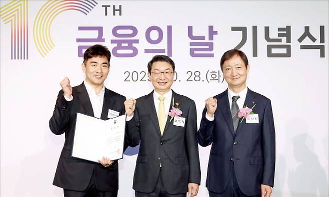 한경에이셀이 28일 서울 여의도에서 열린 제10회 금융의 날 기념식에서 혁신금융 부문 금융위원장상을 받았다. 왼쪽부터 김형민 한경에이셀 대표, 이억원 금융위원장, 이찬진 금융감독원장. 문경덕 기자