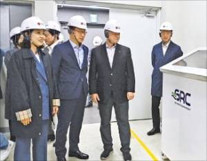 남재인 SK엔무브 그린성장본부장(왼쪽부터), 이재성 LG전자 ES사업본부장, 피터 폴린 GRC 최고경영자(CEO)가 지난 27일 경기 평택 LG전자 칠러사업장에서 액침냉각 관련 장비를 둘러보고 있다. LG전자 제공