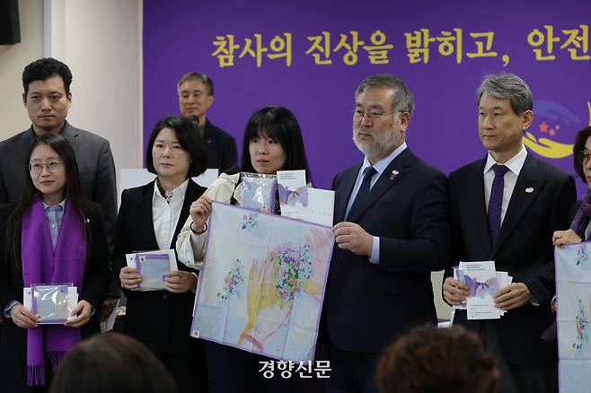 송혜진 이태원참사유가족협의회 위원장과 송기춘 이태원참사특별조사위원회 위원장이 지난 21일 서울 중구 이태원참사특별조사위원회에서 열린 유가족 간담회에서 초대장을 들고 있다. 정효진 기자