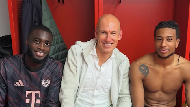 아르연 로번이 바이에른 뮌헨 라커룸을 찾았다. 사진=다요 우파메카노 SNS