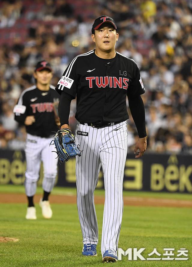 9월 10일 서울 잠실야구장에서 ‘2025 KBO리그’ LG 트윈스와 두산 베어스의 경기가 열렸다. LG 선발 손주영이 7회를 마친 뒤 더그아웃으로 향하고 있다. 사진=천정환 기자