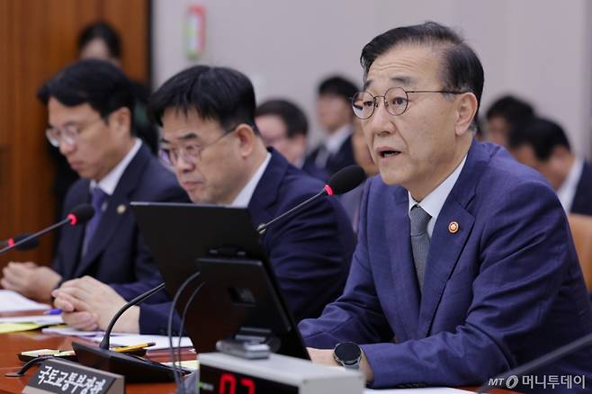 (서울=뉴스1) 신웅수 기자 = 김윤덕 국토교통부 장관이 13일 서울 여의도 국회 국토교통위원회에서 열린 국토교통부 등에 대한 국정감사에서 의원 질의에 답변하고 있다. 2025.10.13/뉴스1 Copyright (C) 뉴스1. All rights reserved. 무단 전재 및 재배포, AI학습 이용 금지. /사진=(서울=뉴스1) 신웅수 기자
