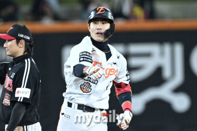 29일 대전 한화생명 볼파크 야구장에서 열린 '2025 신한 SOL 뱅크 KBO 한국시리즈 3차전' LG 트윈스와 한화 이글스 경기. 한화 심우준이 8회말 2사 만루에 2타점 역전 2타점 2루타를 친 후 기뻐하고 있다./대전=한혁승 기자