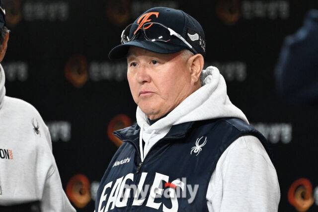 29일 대전 한화생명 볼파크 야구장에서 열린 '2025 신한 SOL 뱅크 KBO 한국시리즈 3차전' LG 트윈스와 한화 이글스 경기. 한화 김경문 감독이 경기를 지켜보고 있다./대전=한혁승 기자