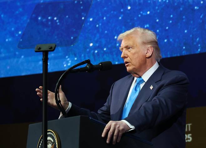 도널드 트럼프 미국 대통령이 29일 경주예술의전당에서 열린 2025 아시아태평양경제협력체(APEC) 정상회의 최고경영자(CEO) 서밋에 참석해 연설하고 있다. 대한상공회의소 제공