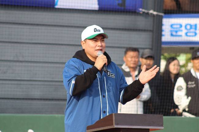 2025 제3회 홍성군과 함께하는 김태균 야구캠프가 지난 25일 충남 홍성군 결성면 만해야구장에서 성황리에 개최됐다. 김태균 위원이 개회사를 하고 있다. /티케이오시비 제공