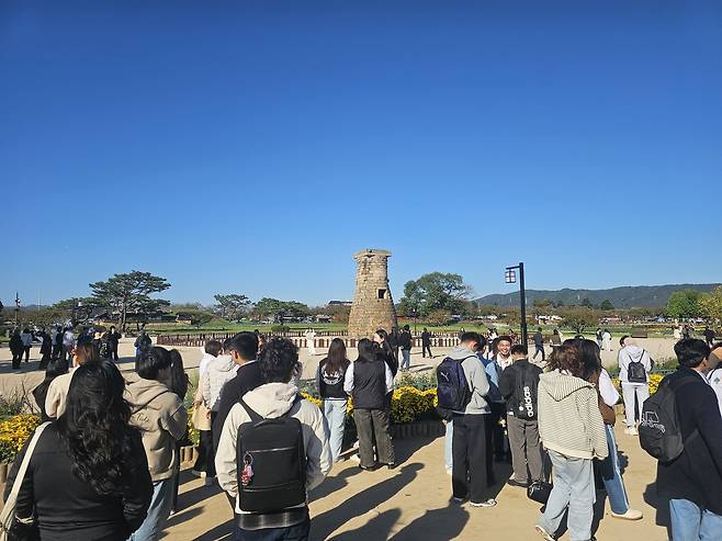 경주 APEC 정상회의 주간이 시작된 지난 27일 경주 첨성대와 인근이 관광객으로 붐비고 있다. 뉴스1