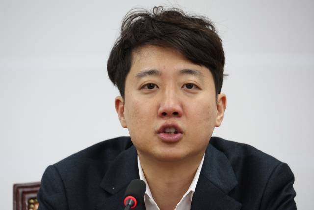 이준석 개혁신당 대표가 지난 23일 서울 여의도 국회에서 열린 최고위원회의에서 발언하고 있다. 연합뉴스