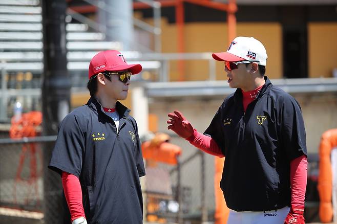 롯데로 향하는 KIA 조재영 코치(오른쪽). KIA 타이거즈 제공