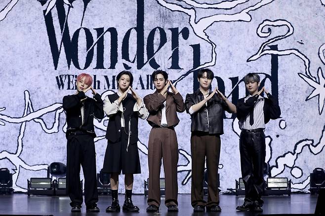 그룹 위아이가 29일 서울 광진구 예스24라이브홀에서 진행된 미니 8집 ‘원더랜드’ 발매 쇼케이스에서 포즈를 취하고 있다. 위엔터테인먼트