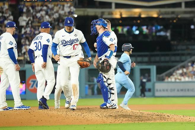 LA 다저스 오타니 쇼헤이가 29일 열린 토론토와 월드시리즈 4차전 7회초 연속 안타를 맞고 교체돼 더그아웃으로 향하고 있다. 로이터연합뉴스