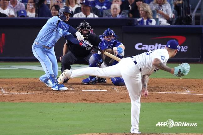 토론토 안드레스 히메네스(왼쪽)가 29일(한국시간) 열린 2025 MLB 월드시리즈 4차전에서 7회 좌전 적시타를 때려내고 있다. /AFPBBNews=뉴스1